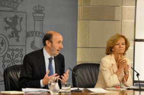 Rubalcaba y Elena Salgado en la rueda de prensa del Consejo de Ministros